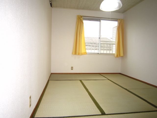 Other room space. The south side of the Japanese-style room is refreshing