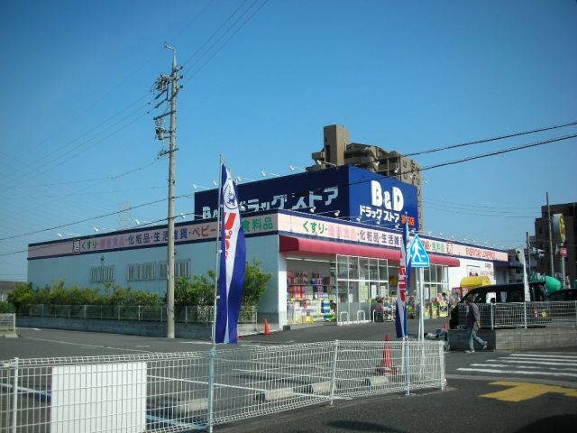 Dorakkusutoa. B & 580m to D (drugstore)