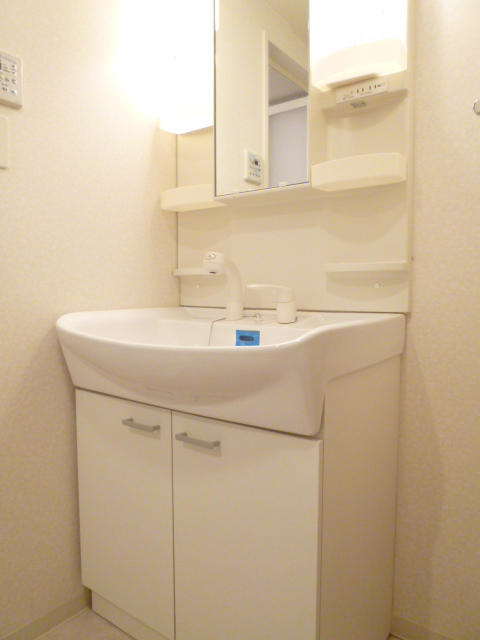 Washroom. Equipped with a comfortable shower dresser morning! 