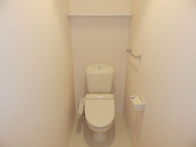 Toilet. Is a shelf with. Also comes with facilities Washlet.