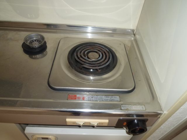 Kitchen. Electric stove is equipped with 1-neck.