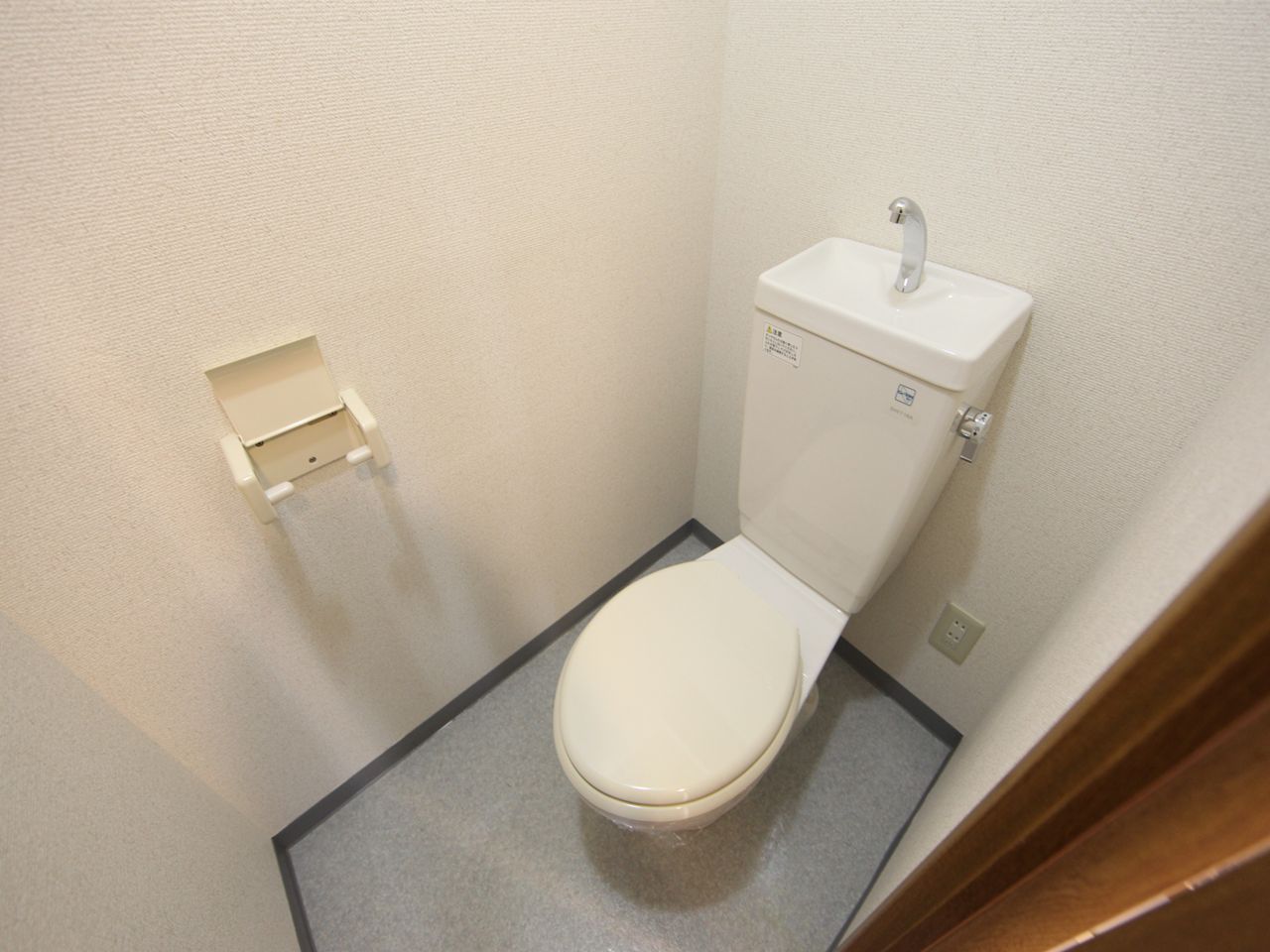 Toilet. Toilet (bath separate toilet) warm water washing heating toilet seat mounting Allowed