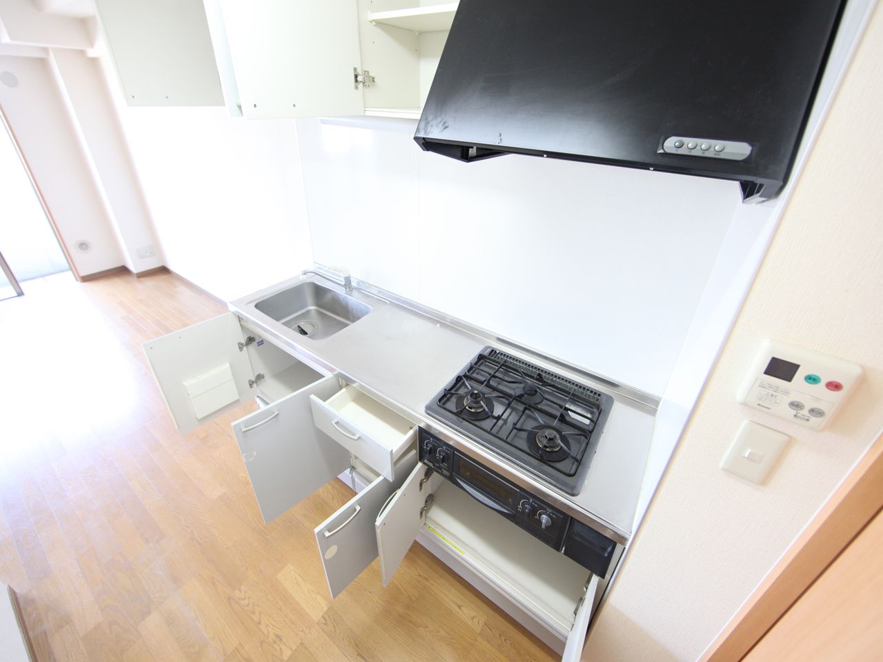 Kitchen. System Kitchen (3 burners gas stove ・ With grill)