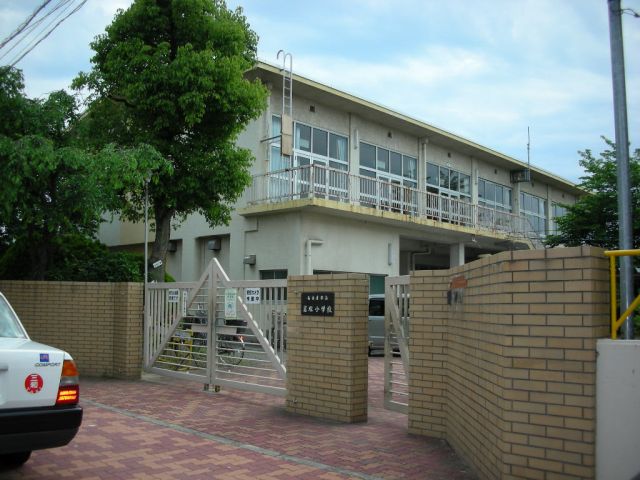 Primary school. Municipal Iwatsuka up to elementary school (elementary school) 680m