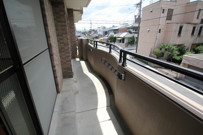 Balcony. Ippuku on the veranda ・  ・  ・  The photograph is a No. 201.