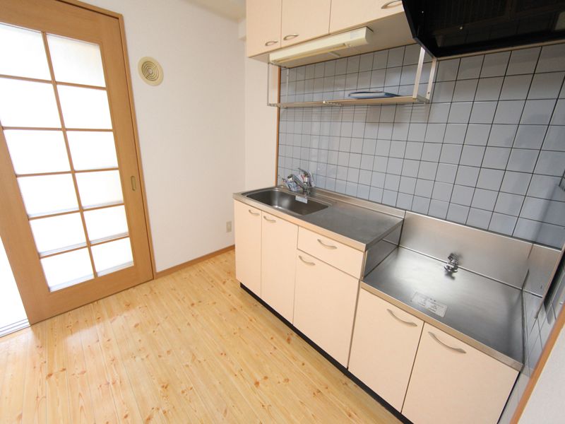 Kitchen. Kitchen (gas two-burner stove installation Allowed)