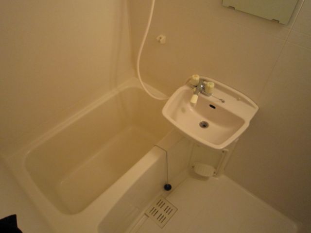 Bath. Bath equipped with a wash basin.
