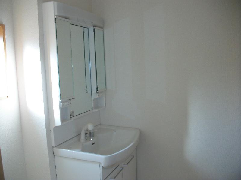 Wash basin, toilet. Washstand of triple mirror type
