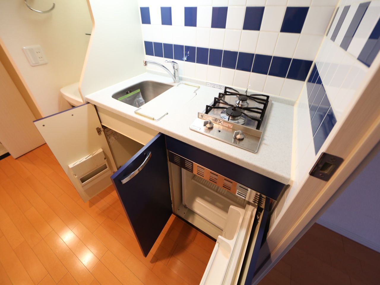 Kitchen. System Kitchen (2 burners with gas stove ・ With a mini-fridge)