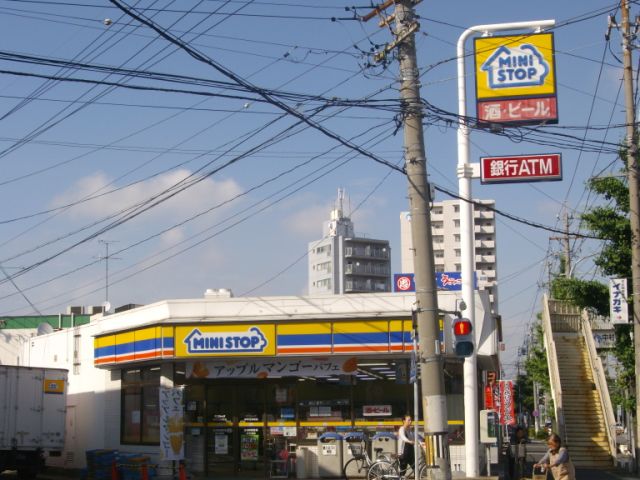 Convenience store. MINISTOP up (convenience store) 130m