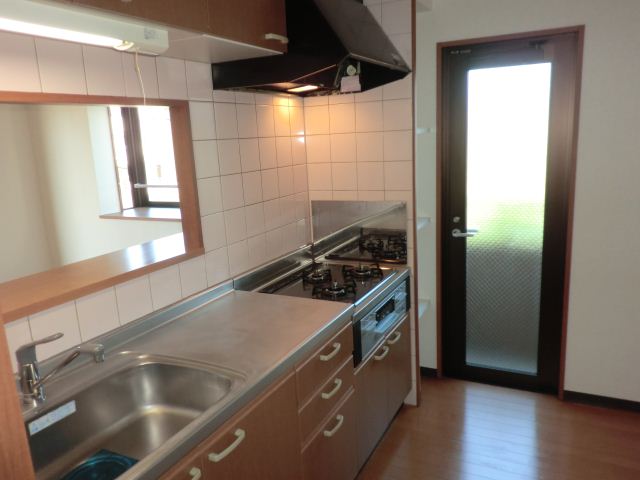 Kitchen. 3-burner stove in the kitchen