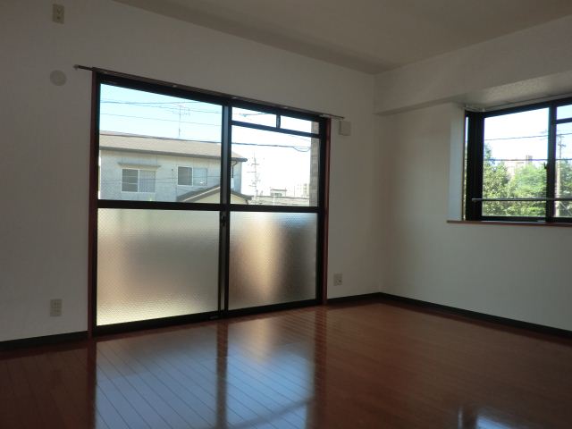 Living and room. 13.3 tatami spacious living