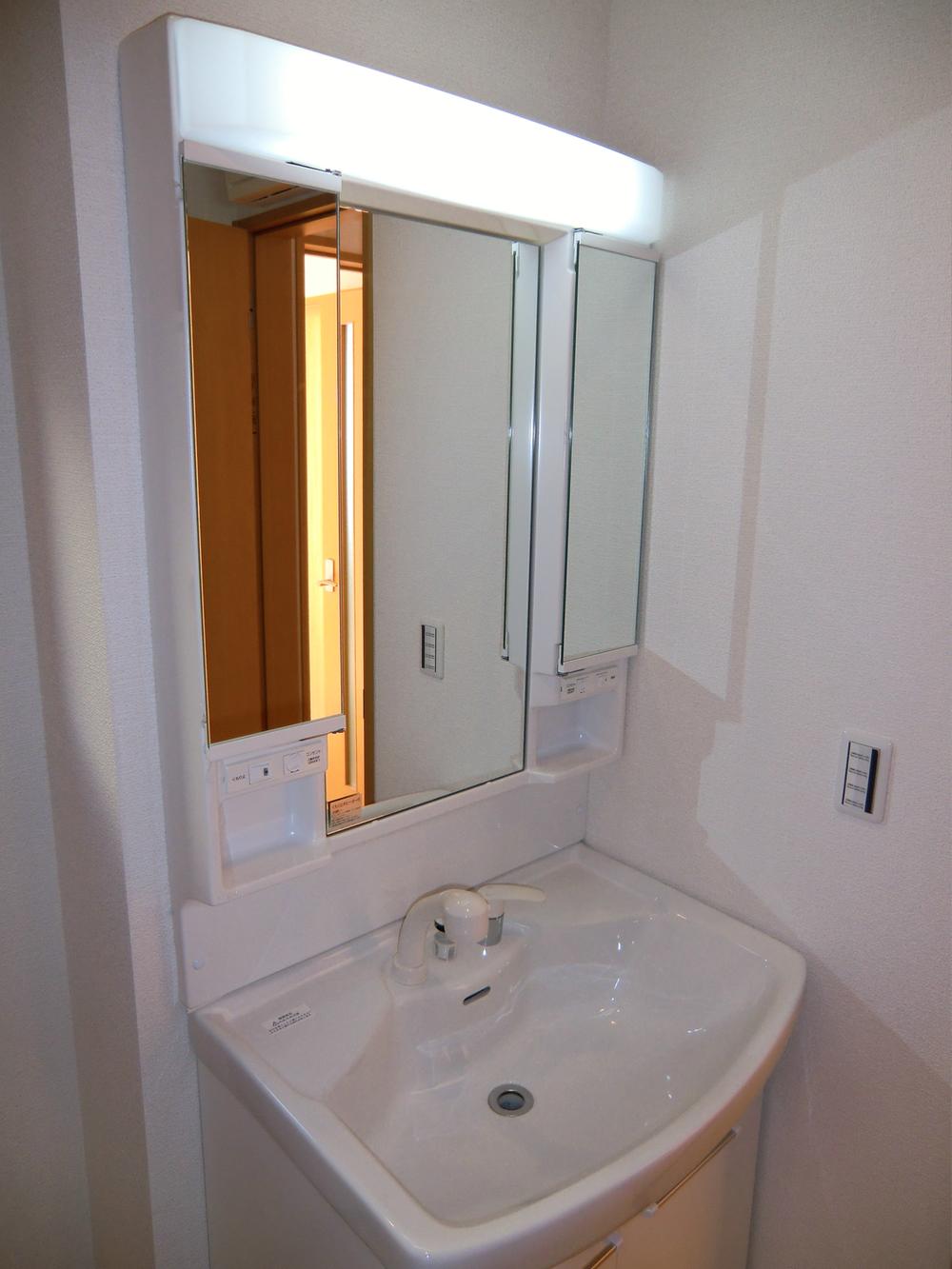 Wash basin, toilet. ◇ wash basin ◇  Three-sided mirror Shampoo dresser