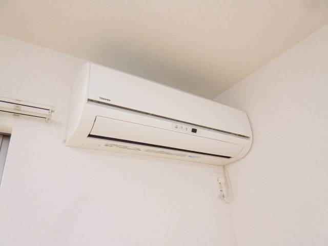 Other Equipment. Air conditioning (The photograph is an image)
