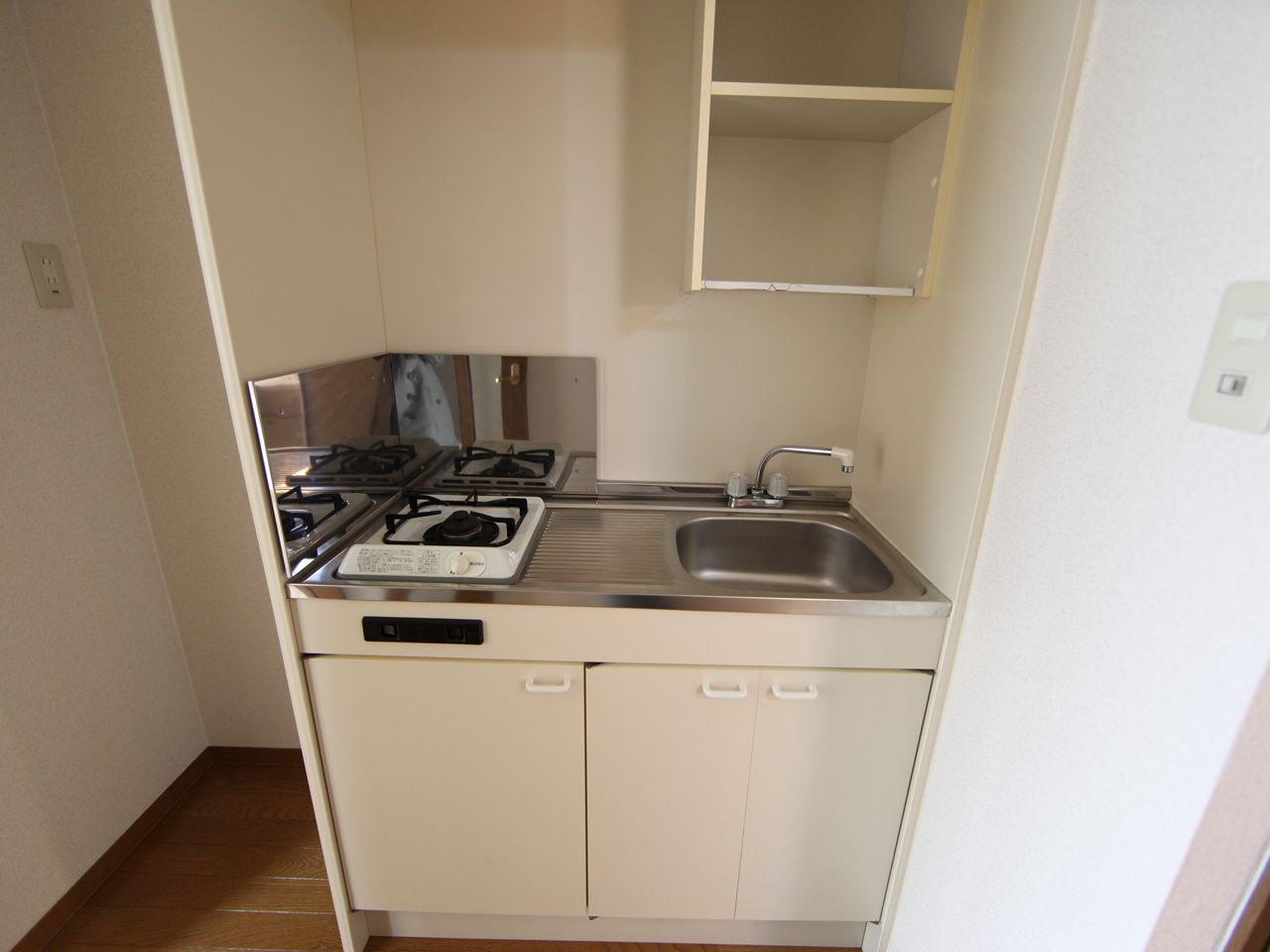 Kitchen. Kitchen (with gas stove) can refrigerator ready