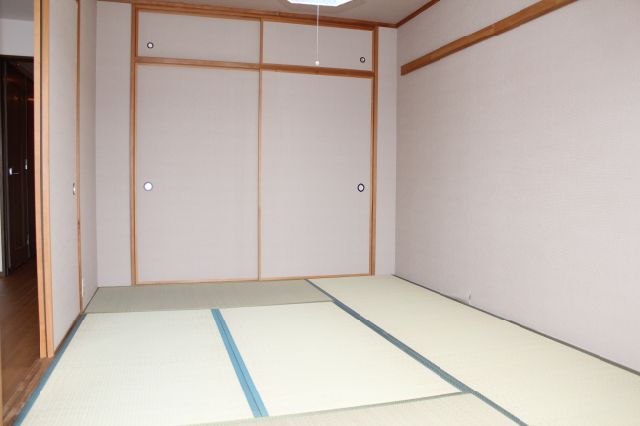 Living and room. I think you calm me Japanese-style room?