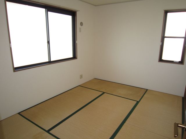 Living and room. Bright Japanese-style room, which also enter the east side of the light. 