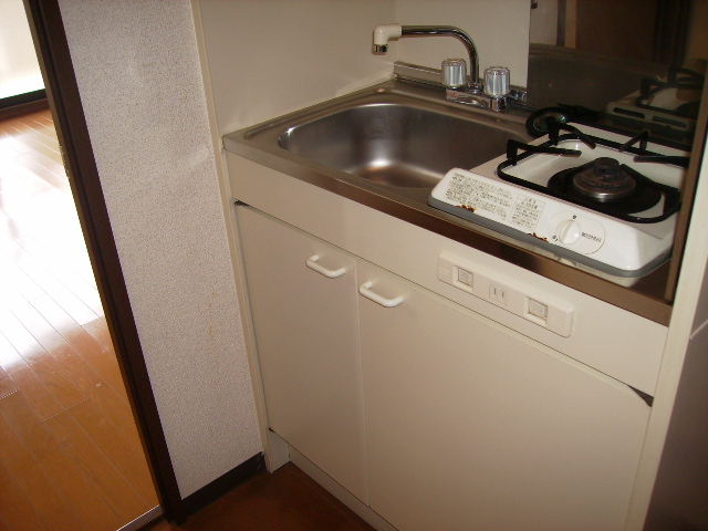 Kitchen. Also with gas stove