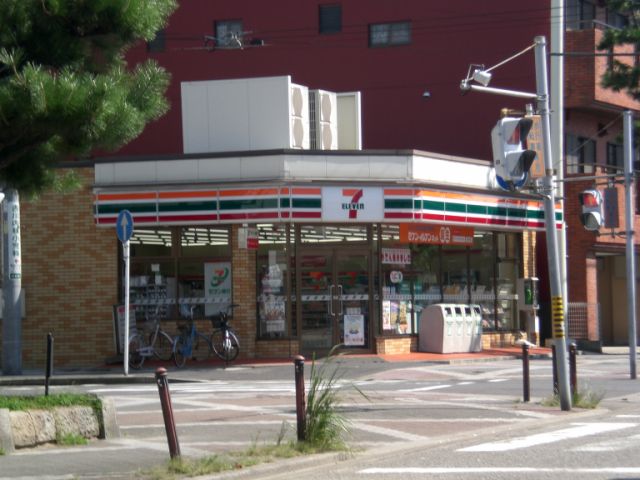 Convenience store. Seven-Eleven (convenience store) to 400m