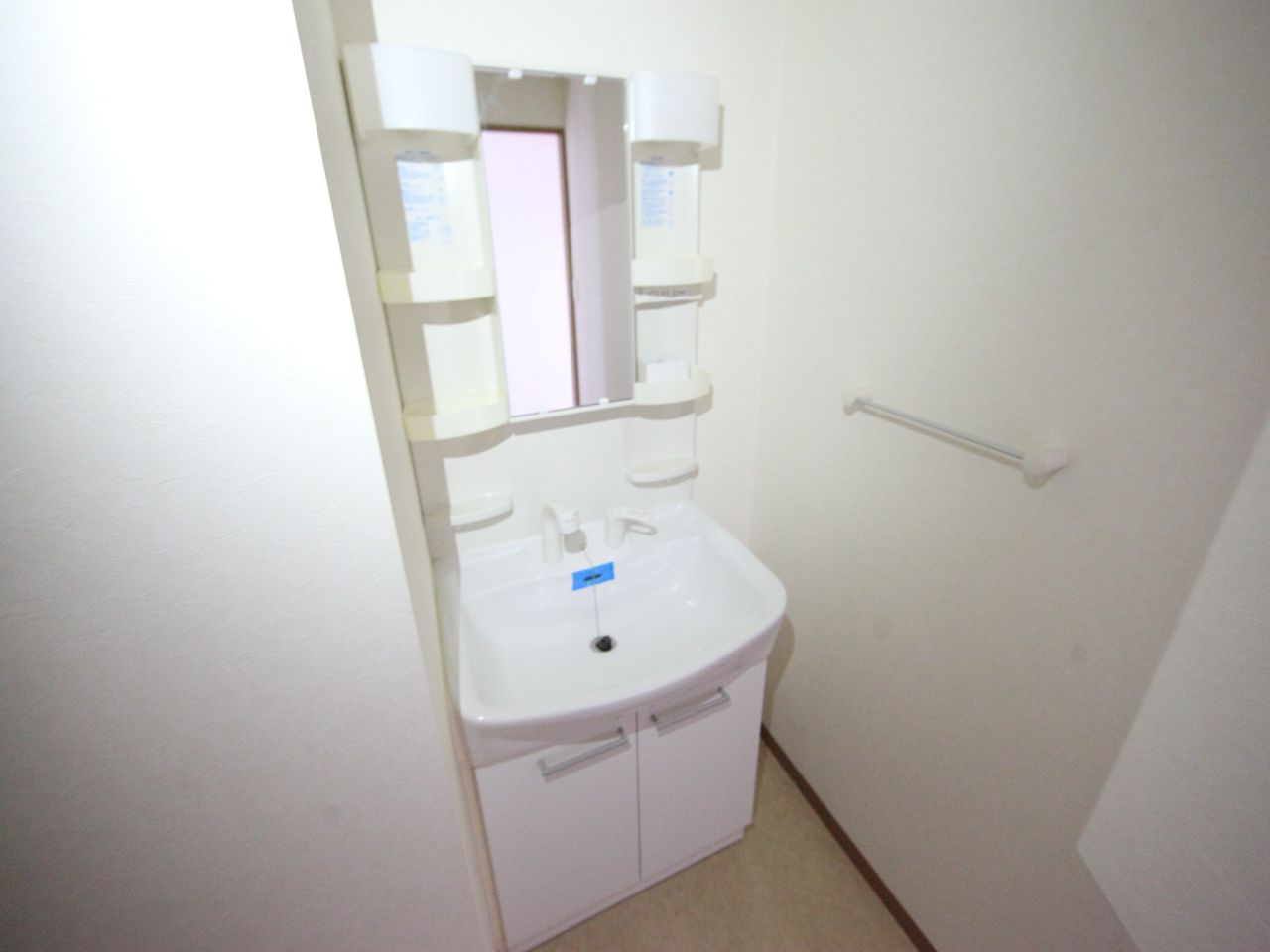 Washroom. Dressing room Independent wash basin (shampoo dresser)