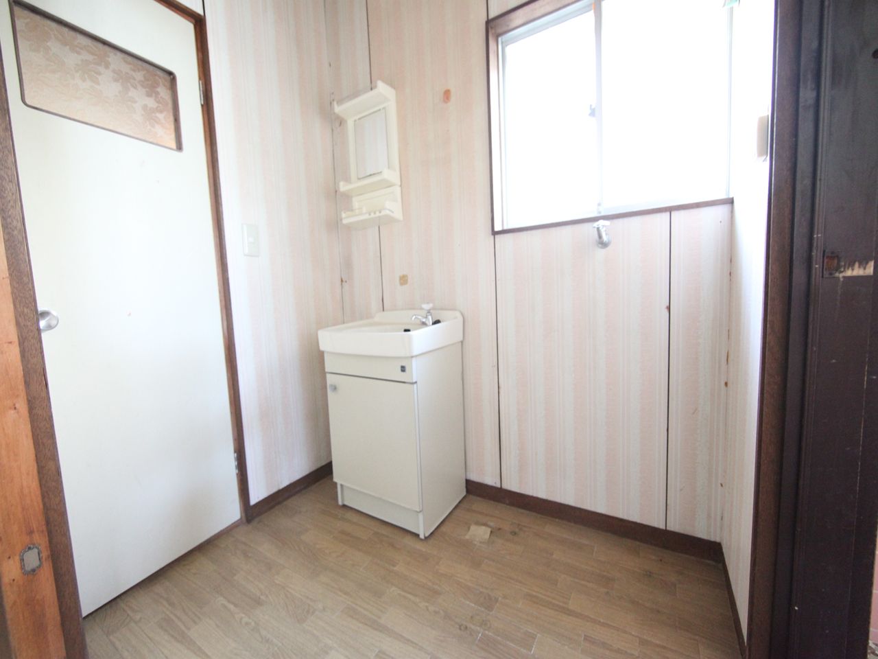 Washroom. Dressing room Independent wash basin With windows (ventilation good)