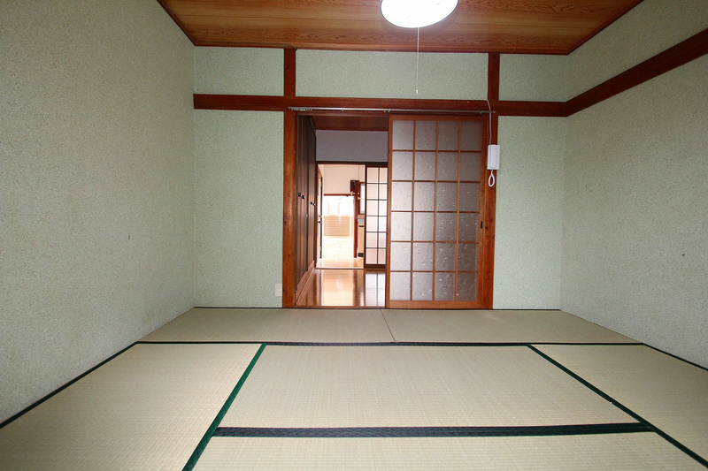 Living and room. There is Kutsuru month veranda between the Japanese and garden