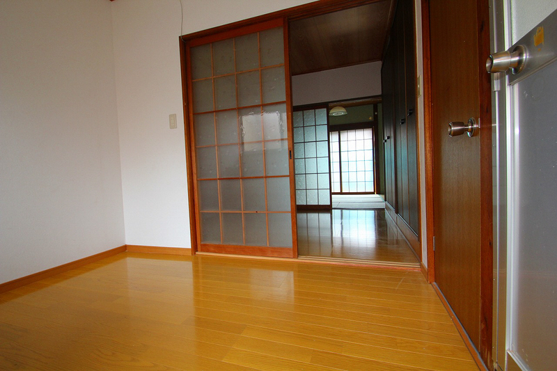 Living and room. dining ・ Western style room ・ Japanese-style room ・ Is a straight line to the edge side