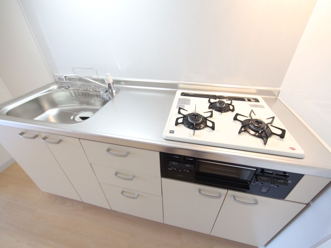 Kitchen. System kitchen (gas 3-burner stove) With grill