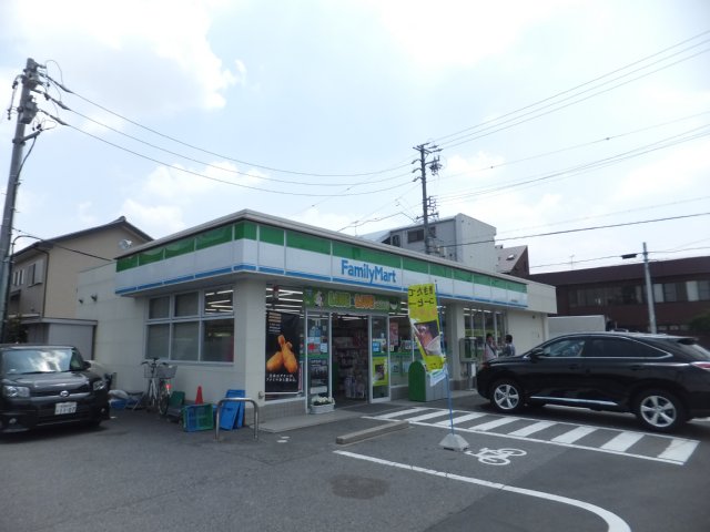 Convenience store. FamilyMart 215m until Kusanagi Nakamura (convenience store)