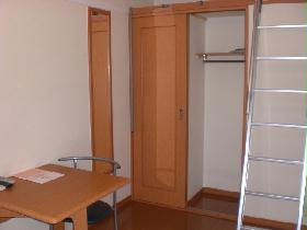 Living and room. Loft with property. Let Totonoeyo also has groomed a full-length mirror next to the storage