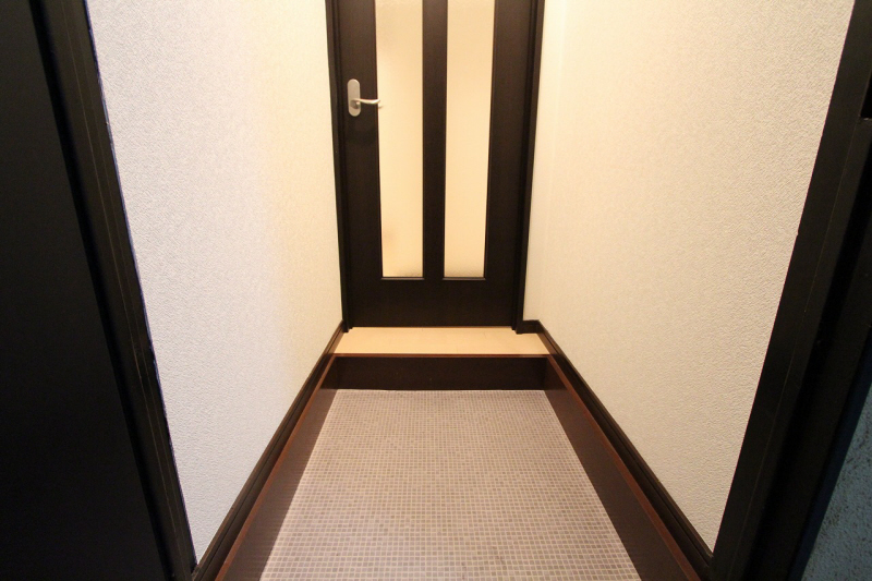 Entrance.  ※ 207, Room interior photograph reference