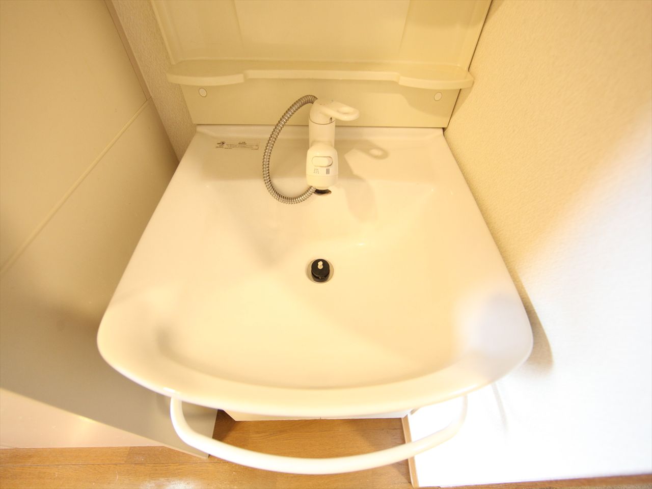 Washroom. Independent wash basin (shampoo dresser)