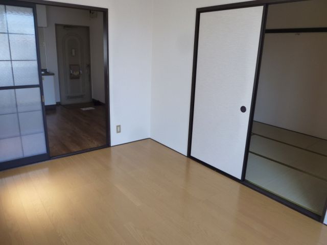 Living and room. Is 6 Pledge of Western-style.