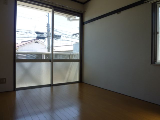 Living and room. Is 6 Pledge of Western-style.