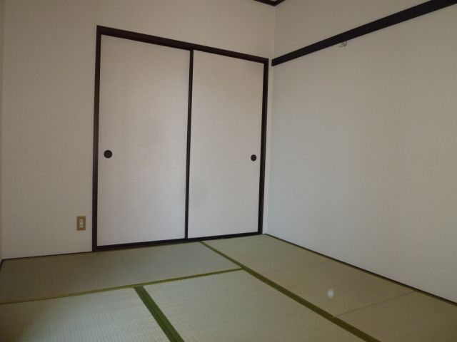 Living and room. 6 is a Pledge of Japanese-style room.