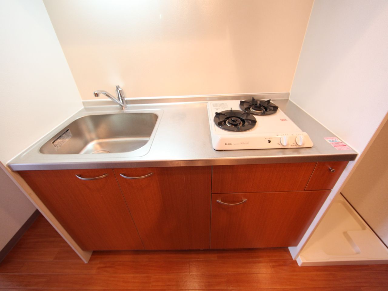 Kitchen. Kitchen (with 2 lot gas stoves) Refrigerator ・ Microwave oven, etc. available OK