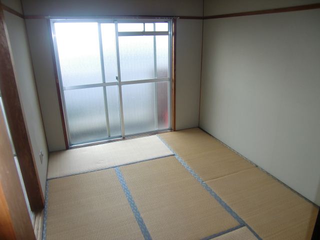 Living and room. There are Japanese-style room 2 rooms. 