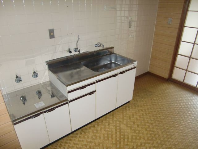 Kitchen. Gas stove can be installed. 