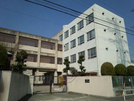 Primary school. Hachisha until elementary school 160m