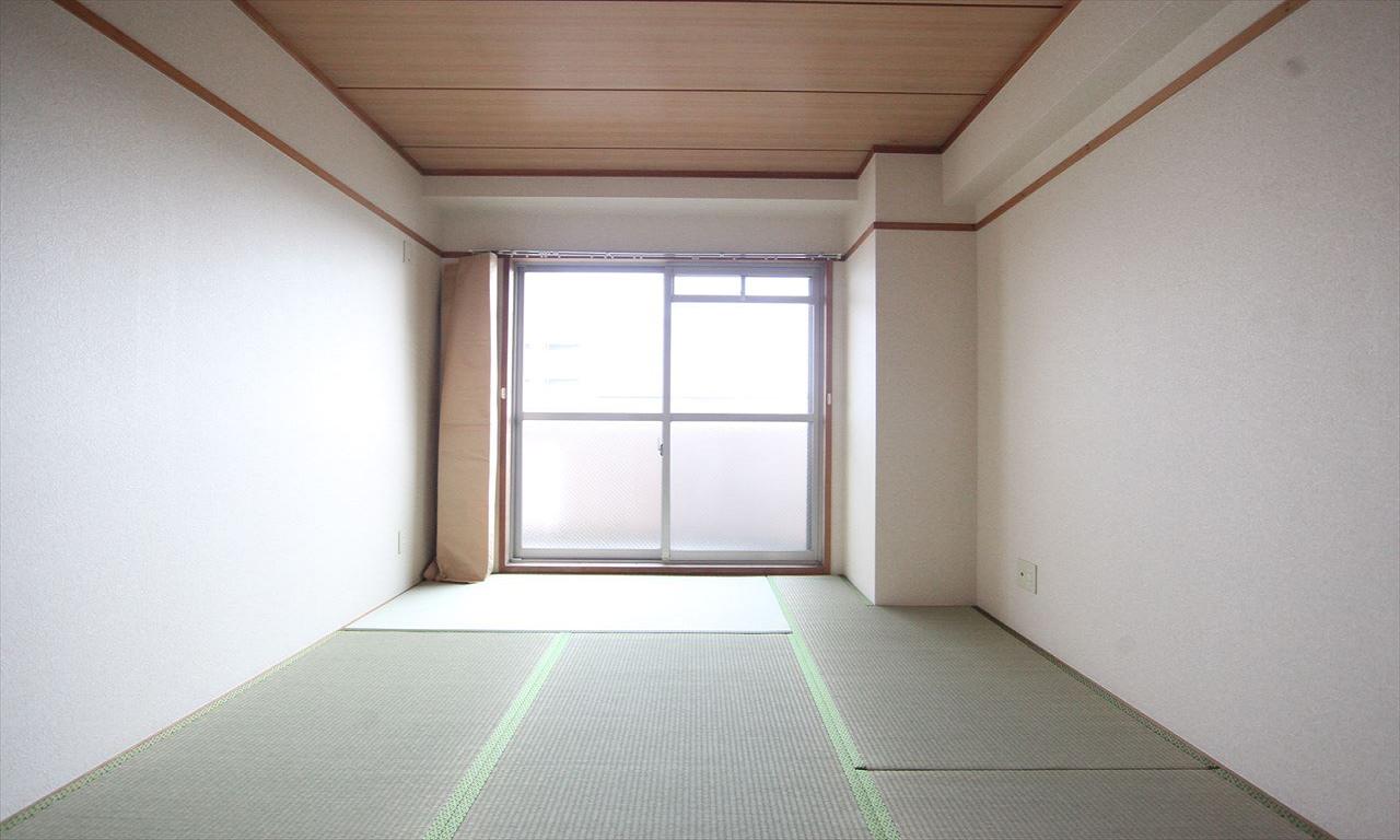 Other room space. Japanese-style room 6 quires Facing south