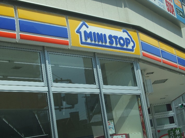 Convenience store. MINISTOP up (convenience store) 319m