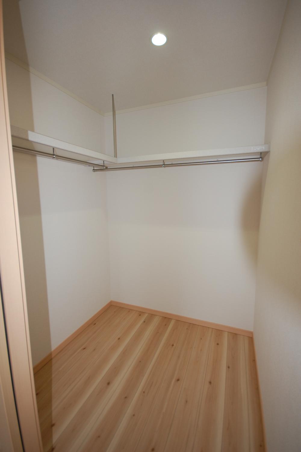 Other introspection. Building A walk-in closet 2 Pledge. It also attached storage rich window, Not troubled to ventilation. 