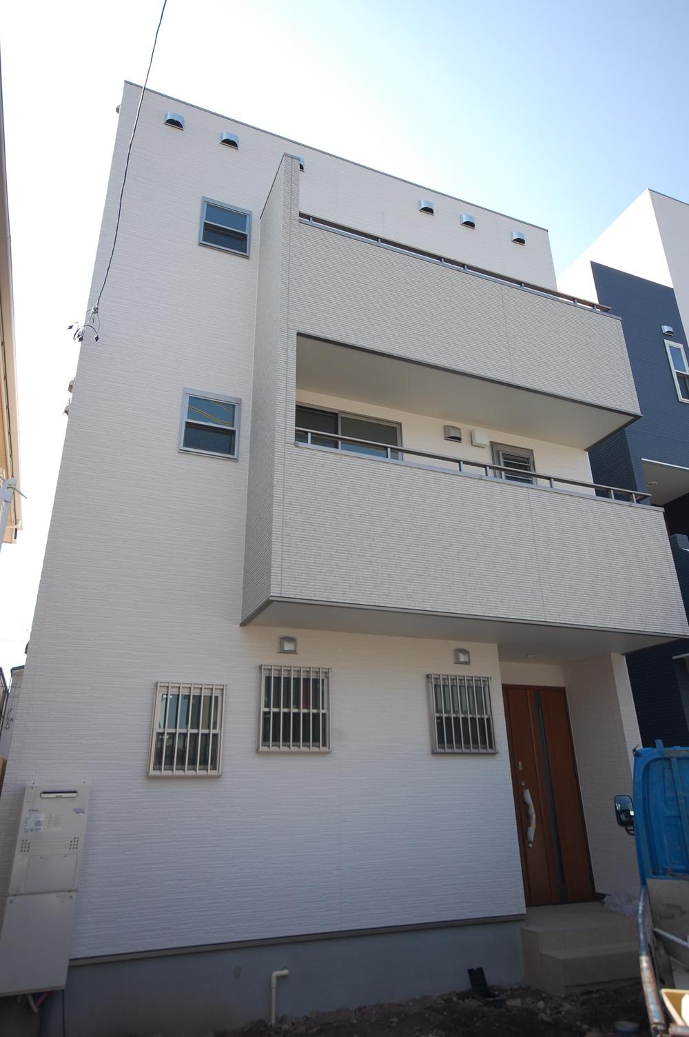 Local appearance photo. D Togaikan. Three-story property with a stout profound feeling. It has become a two-family living together that can also be 5LDK. 