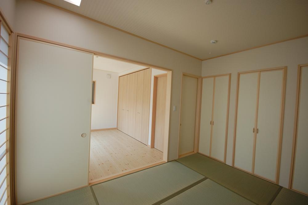 Non-living room. Building D first floor Japanese-style room. It has been partitioned by a sliding door, It can also be used as a Tsuzukiai. 