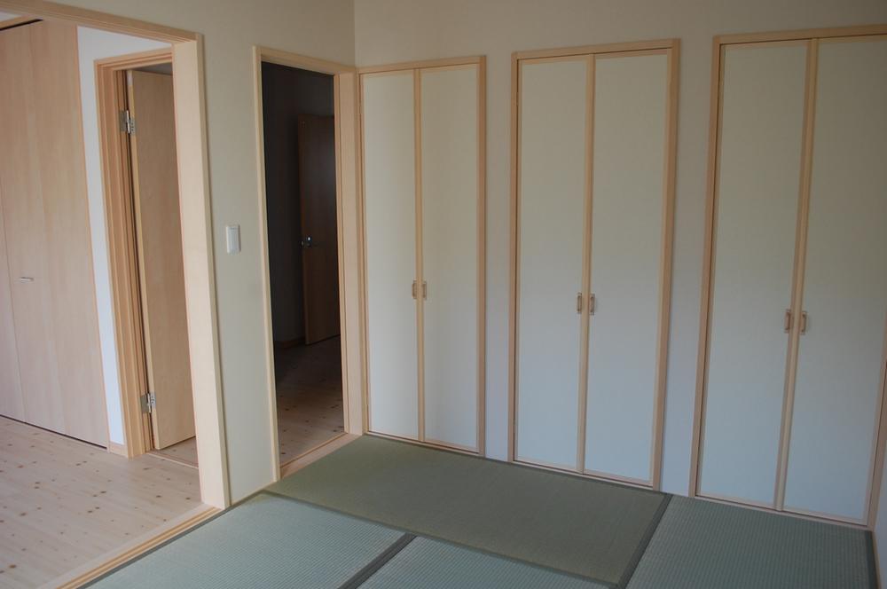 Non-living room. Building D first floor Japanese-style room. It becomes a 12 pledge between Western and continue, 2 households living together is also possible. 