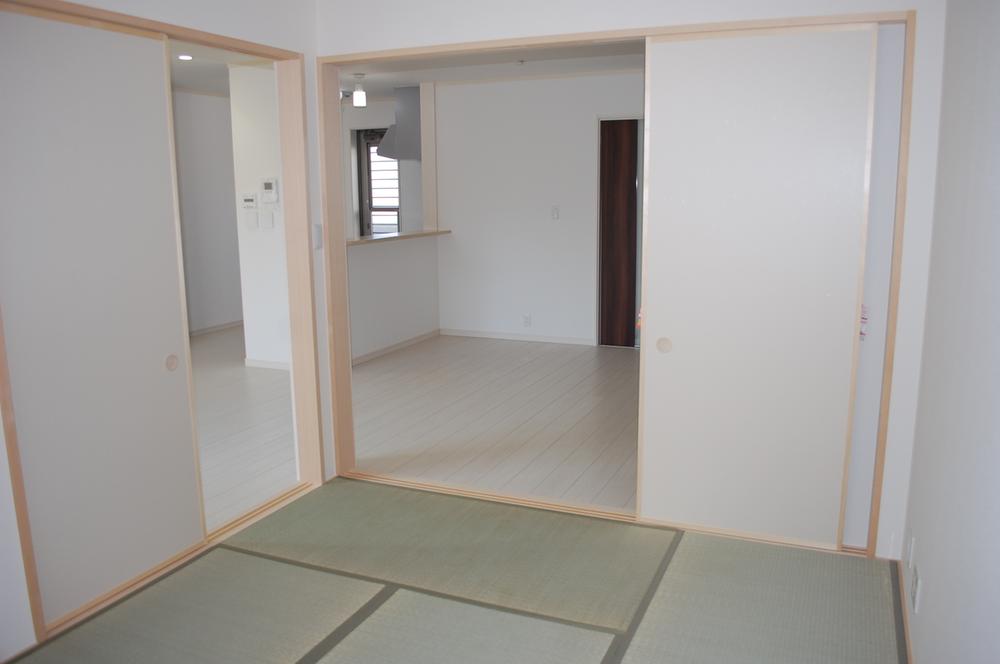 Living. Building B Japanese-style room. It has been placed on the second floor, Plug soft of spring sunlight from the south. 