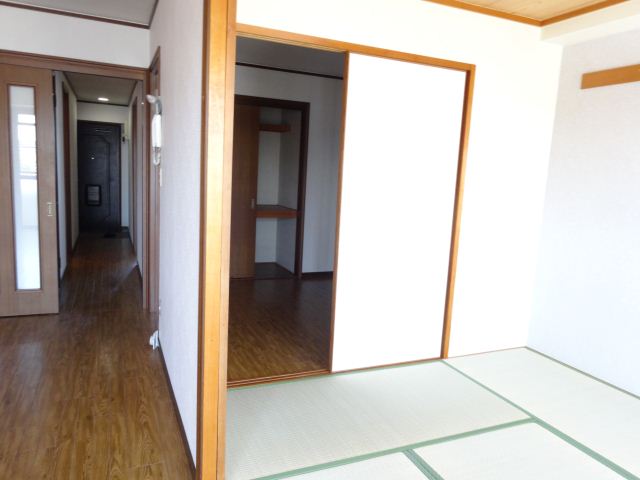 Living and room. Welcoming Japanese-style room is wide