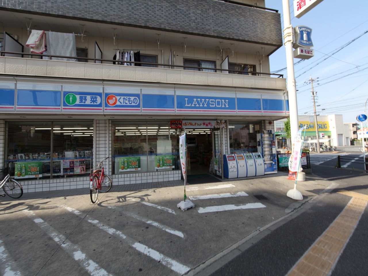 Convenience store. 80m until Lawson L JR Hatta Station store (convenience store)