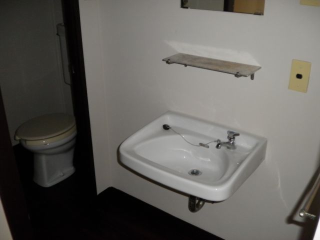 Washroom. It is the washstand