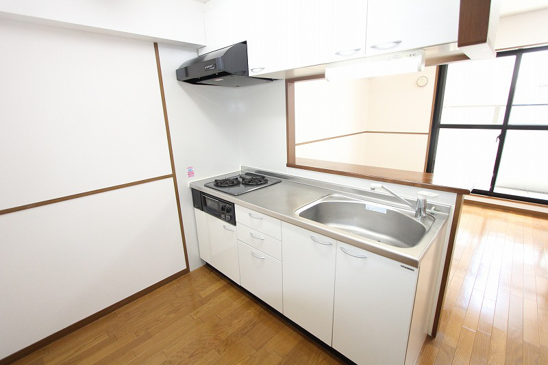 Kitchen. It will Hakadori cooking in with two-burner gas stove